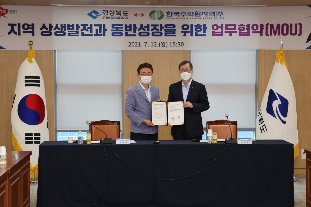 이철우 경북지사(왼쪽)와 정재훈 한수원 사장이 업무협약 체결 후 기념 쵤영을 하고 있다.[한수원 제공]