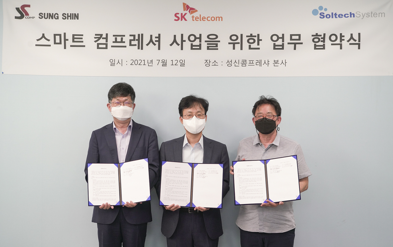 SK텔레콤이 스마트 콤프레셔 상용화를 위한 업무제휴 협약식을 체결했다. 문병선(왼쪽부터) 솔텍시스템 대표, 최낙훈 SK텔레콤 스마트 팩토리 CO장, 김인기 성신콤프레샤 기술이사가 협약식 체결후 기념 촬영을 하고 있다. [SK텔레콤 제공]