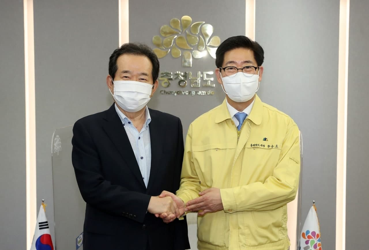 더불어민주당 정세균 대선 예비후보가 지난 12일 충남도청을 방문, 양승조 충남도지사와 기념촬영을 하고 있다. 양승조 충남지사는 이날 지지자 40여명과 함께 정세균 대선 예비후보를 만나 지지를 선언했다. [연합]