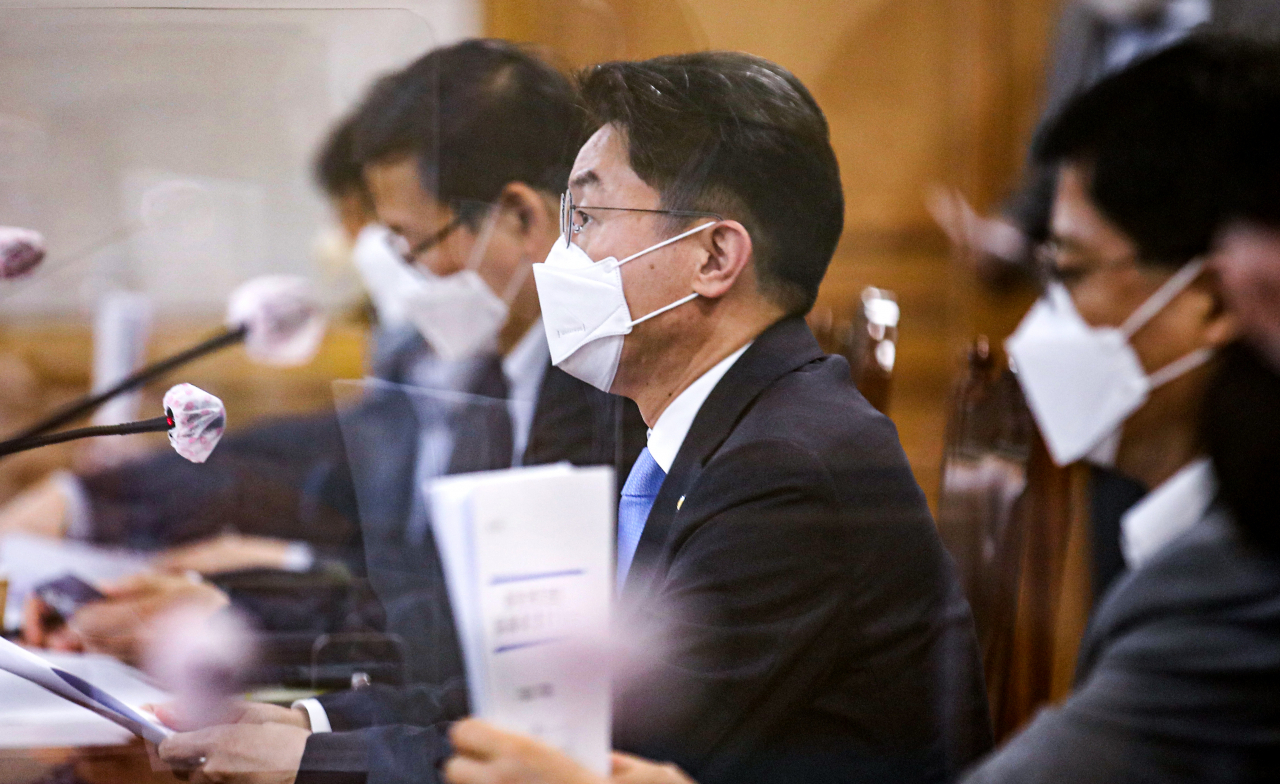 이억원 기획재정부 1차관은 13일 “코로나 변이 바이러스에 따른 시장 변동성 확대와 주요 정책당국 대응 기조, 금융불균형 리스크 등에 대해 상황별로 가동 가능한 조치를 지속 점검하겠다”고 말했다.이 차관은 이날 서울 은행회관에서 열린 거시경제금융회의에서 “지난주 주요 20개국(G20) 회의서 세계 경제 회복 지연이 논의됐고 국제통화기금(IMF) 총재도 불균등 회복 우려를 피력했다”며 이같이 밝혔다. [연합]