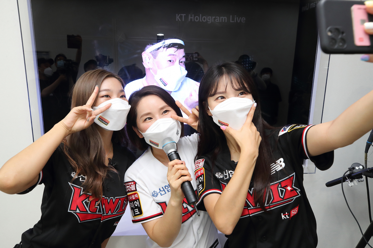 수원 KT 위즈파크내 마련된 28㎓ 5G체험관에서 실시간 양방향 홀로그램 팬미팅을 시연하고 있다. [KT 제공]