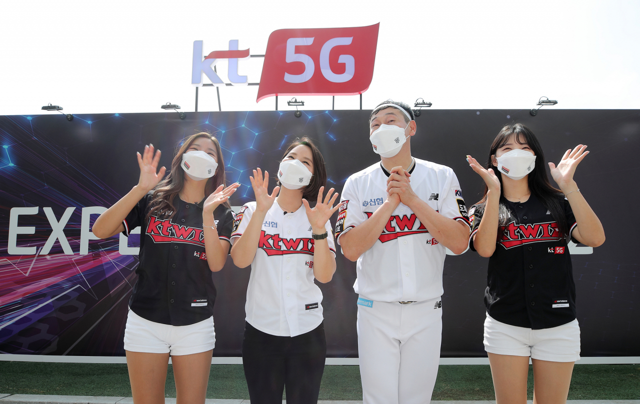 KT관계자들이 KT 위즈파크내 마련된 28㎓ 5G체험관 앞에서 포즈를 취하고 있다. [KT 제공]