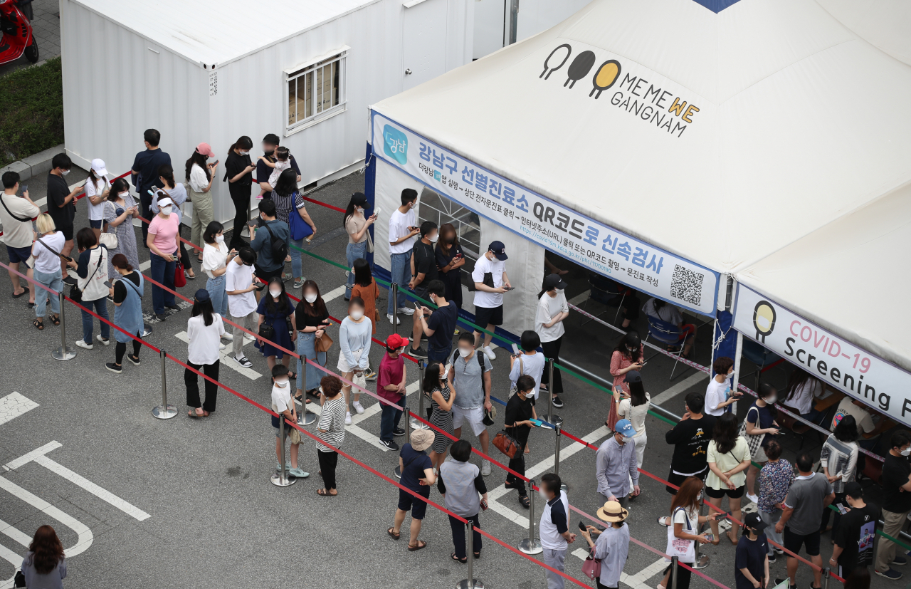 12일 오전 서울 강남구 보건소 선별진료소에서 시민들이 검사를 받기 위해 줄을 서고 있다. 연합뉴스