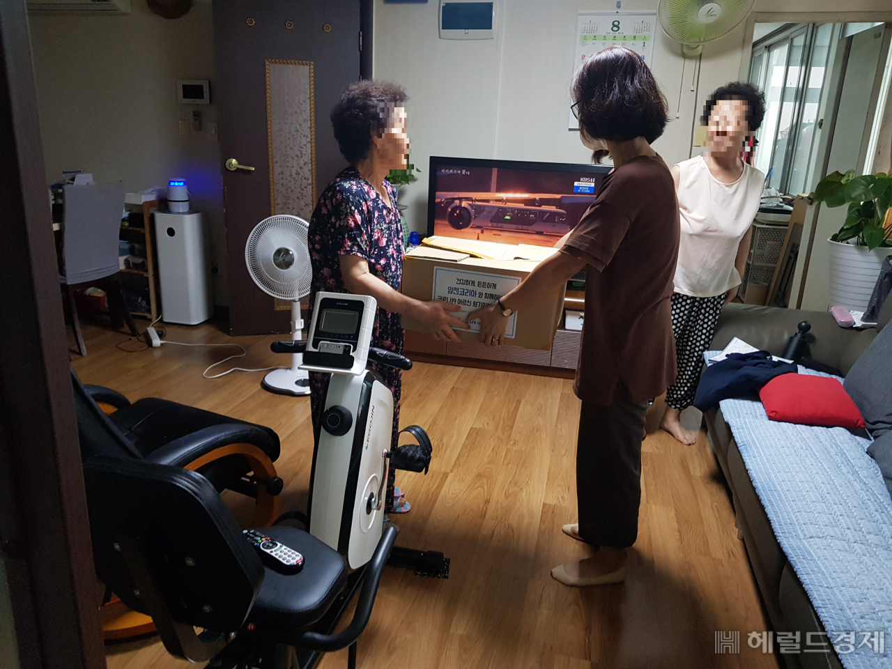 구청 직원이 지역 노인 가구에 여름철 비상용품을 전달하고 있다. [동작구 제공]