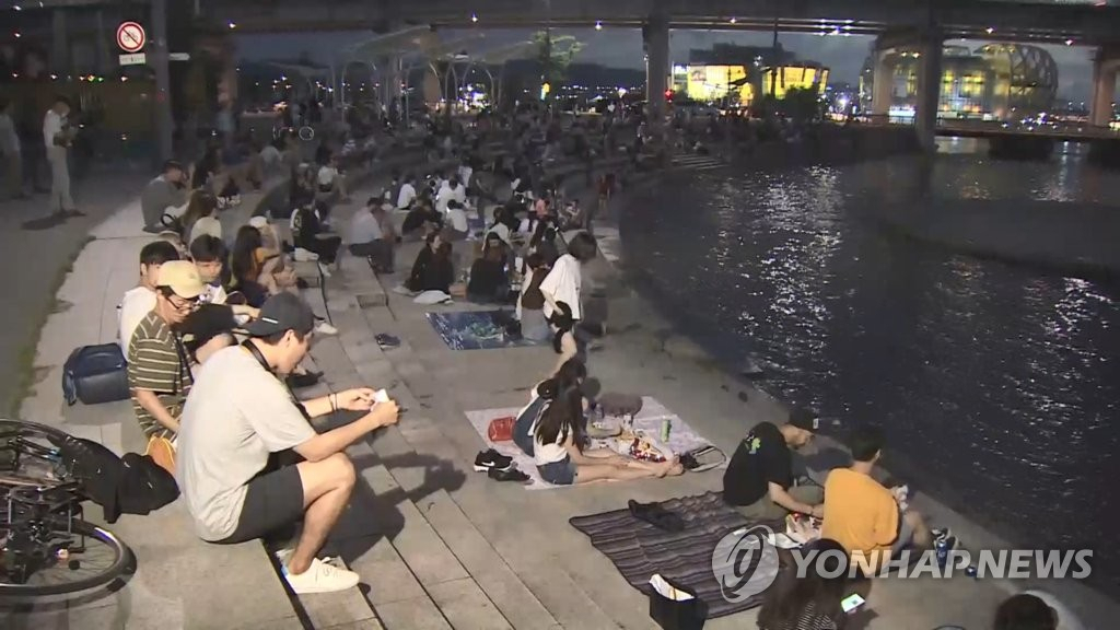 밤에도 더위...야외로 나온 시민