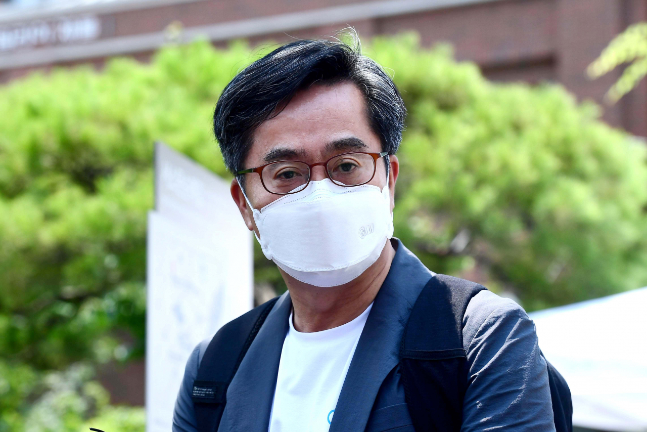 지난달 20일 노숙인 무료급식 봉사활동을 하기 위해 서울 중구 명동성당을 찾은 김동연 전 경제부총리. [연합]