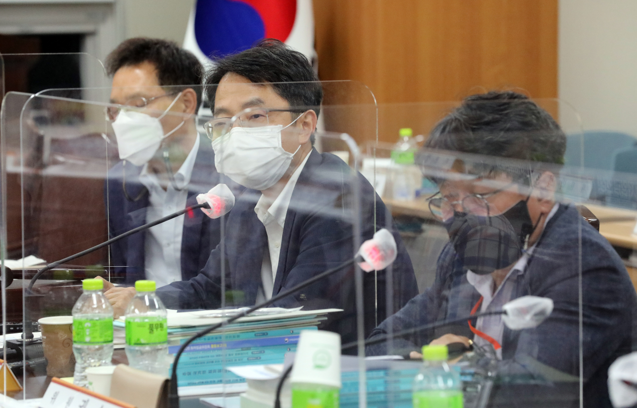 내년 최저임금은 지난 12일 오후 11시 55분, 5.1% 오른 9160원으로 결정됐다. 2017년 이후 가장 이른 시간대다. 사진은 13일 새벽 제9차 전원회의 뒤 이어진 기자회견에서 질문에 답변하고 있는 박준식 최저임금위원회 위원장(가운데). [연합]