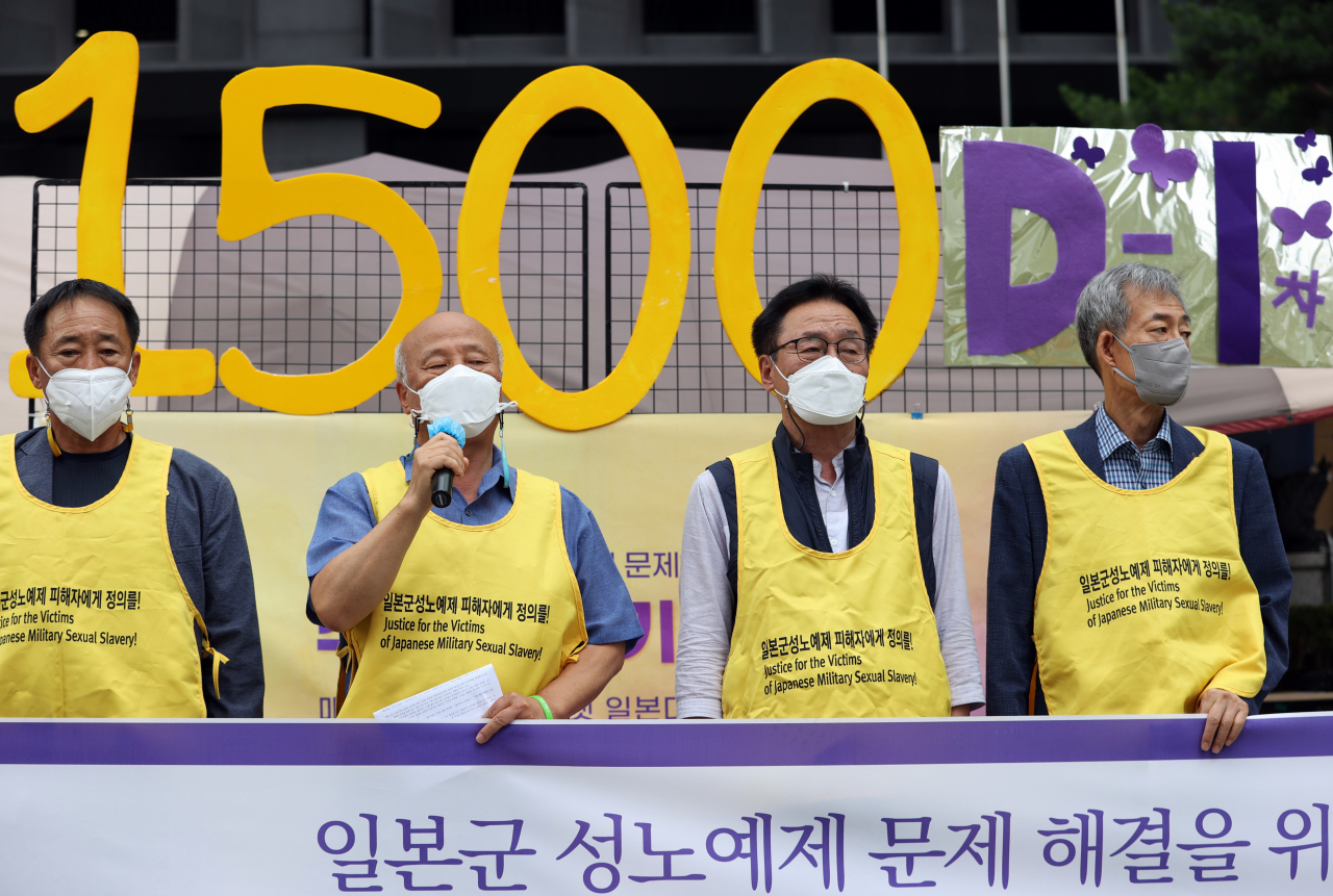 지난 7일 오후 서울 종로구 옛 주한일본대사관 앞에서 열린 '제1499차 일본군성노예제 문제 해결을 위한 정기 수요시위'에서 박석운 한국진보연대 상임대표가 인사말을 하고 있다.[연합]