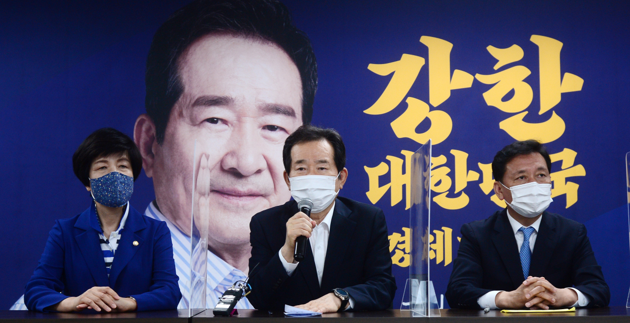 더불어민주당 정세균 대선 예비후보가 13일 오전 서울 여의도 캠프 사무실에서 이광재 의원과 김영주 의원을 공동 선거대책위원장으로 하는 '미래경제캠프' 인선안 발표를 마친 뒤 기자들의 질문에 답하고 있다. [국회사진기자단]