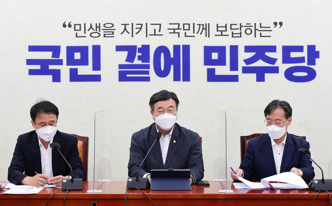 더불어민주당 윤호중 원내대표가 13일 국회에서 열린 원내대책회의에서 발언하고 있다. 연합뉴스