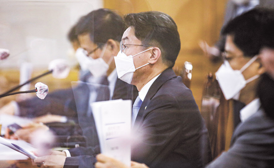 이억원 기획재정부 1차관이 13일 서울 중구 명동 은행회관에서 거시경제금융 회의를 주재하고 있다. [연합]