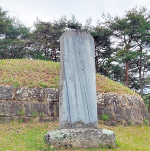 박수량 청렴 상징하는 글자 없는 흰 비석, 백비.