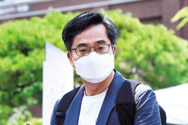 지난달 20일 노숙인 무료급식 봉사활동을 하기 위해 서울 중구 명동성당을 찾은 김동연 전 경제부총리. [연합]