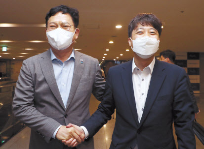 송영길 더불어민주당 대표(왼쪽)와 이준석 국민의힘 대표가 지난 12일 서울 여의도의 한 식당에서 만찬 회동을 마친 후 인사하고 있다. [연합]