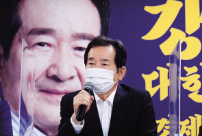 더불어민주당 정세균 대선 예비후보가 13일 오전 서울 여의도 캠프 사무실에서 ‘미래경제캠프’ 인선안 발표를 마친 뒤 기자들의 질문에 답하고 있다. [연합]