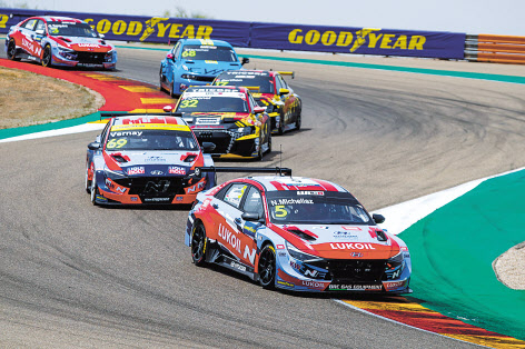 지난 10~11일 열린 ‘2021 WTCR’ 3라운드 스페인전에서 현대차 ‘엘란트라 N TCR(국내명 아반떼 N TCR)’이 질주하는 모습. [현대차 제공]