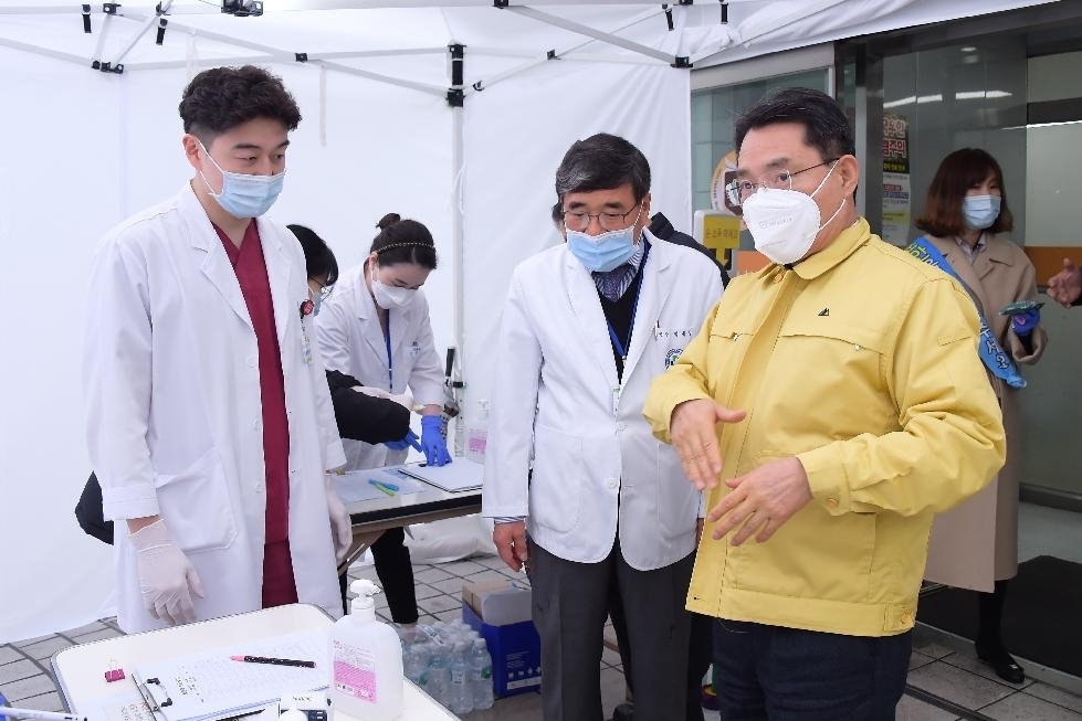 권오봉 여수시장이 지난 3월 선별진료소를 방문해 점검하고 있다. [여수시 제공]