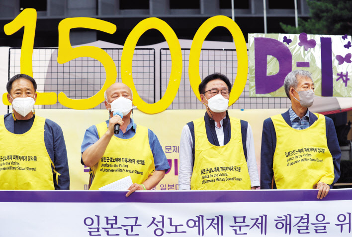 지난 7일 오후 서울 종로구 옛 주한일본대사관 앞에서 열린 ‘제1499차 일본군성노예제 문제 해결을 위한 정기 수요시위’에서 박석운 한국진보연대 상임대표가 인사말을 하고 있다. [연합]