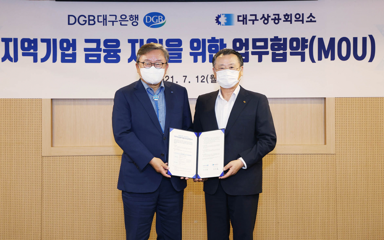 임성훈 대구은행장(왼쪽)과 이재하 대구상공회의소 회장이 지난 12일 지역기업 금융 지원을 위한 업무협약을 체결했다.[대구은행 제공]