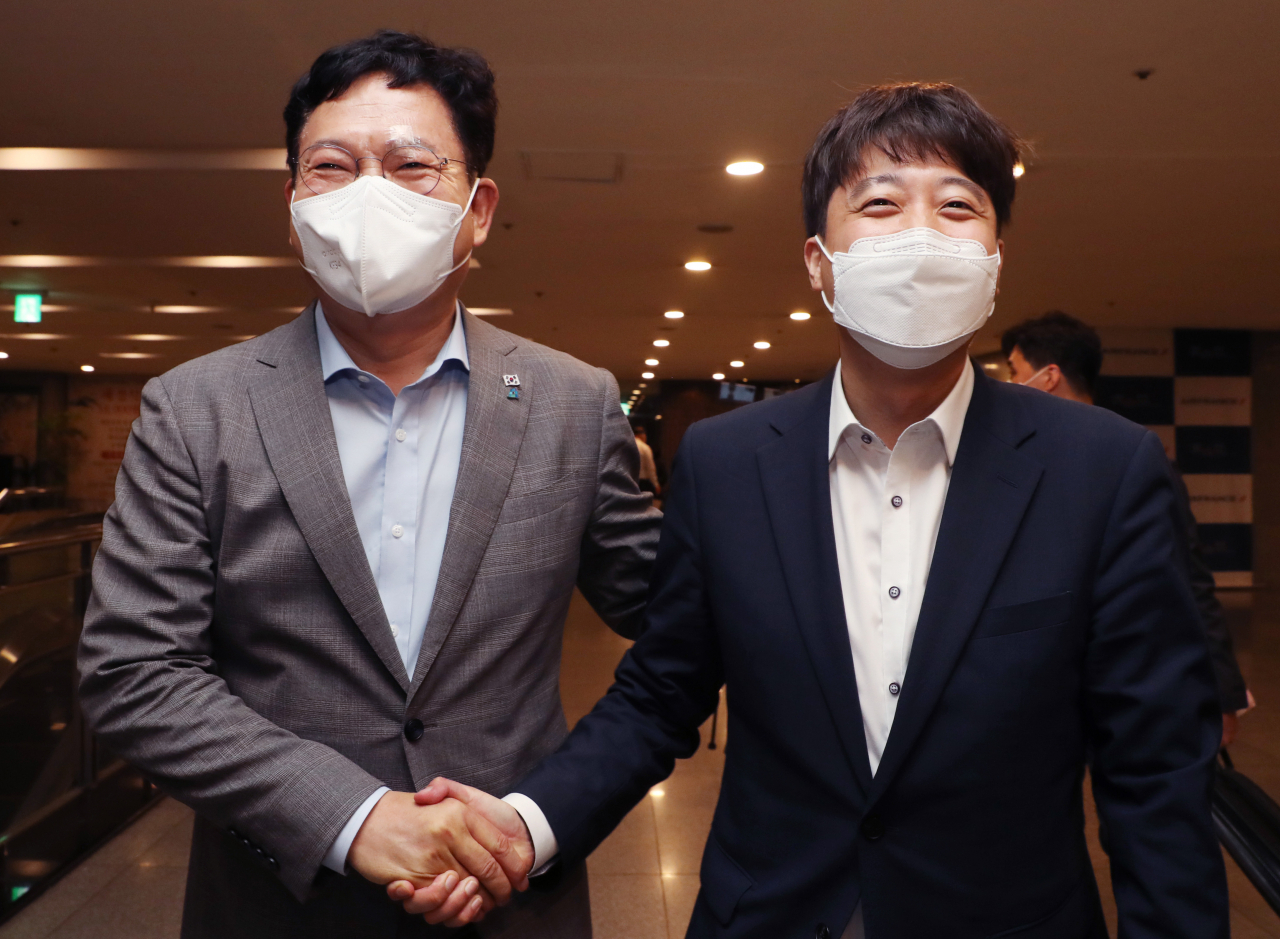 더불어민주당 송영길 대표(왼쪽)와 국민의힘 이준석 대표가 지난 12일 서울 여의도의 한 식당에서 만찬 회동을 마친 후 인사하고 있다. [연합]