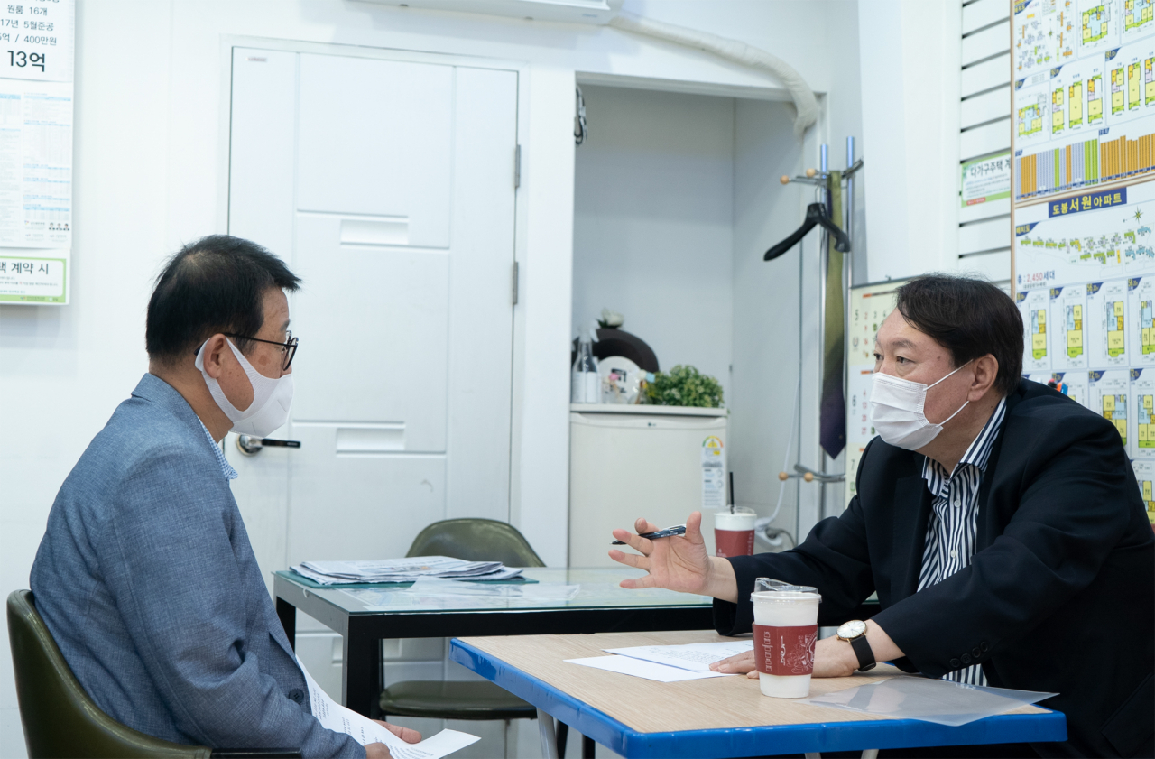 윤석열 대통령 선거 예비후보가 13일 오전 '윤석열이 듣습니다' 다섯 번째 행보로 서울 도봉구 한 부동산 중개소를 방문, 방진기 한국공인중개사협회 도봉구지회장으로부터 현장의 목소리를 전해 듣고 있다. 이날 방문은 지난 11일 경제정의실천시민연합 김헌동 부동산건설개혁본부장과의 정책대담 이후 생생한 현장 상황을 점검, 정책에 반영하기 위해 마련됐다. [윤석열 캠프 제공]
