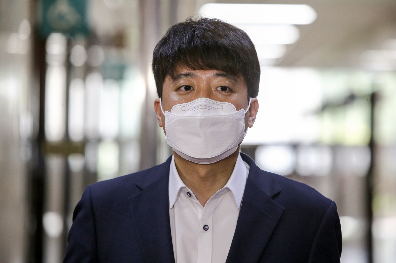 국민의힘 이준석 대표가 13일 국회에서 취재진을 만나 전날 양당 대표 회동 관련 질의응답을 하고 있다. [연합]