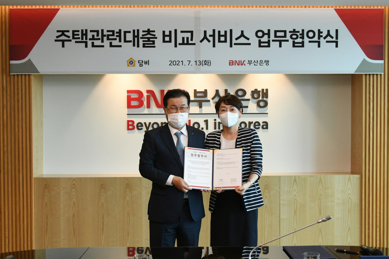 BNK부산은행은 13일 오후, 부산은행 본점에서 핀테크기업 베스트핀과 주택관련대출 비교 서비스를 위한 업무협약을 체결했다. 왼쪽부터 부산은행 손대진 여신영업본부장, 베스트핀㈜ 대표이사 주은영 [부산은행 제공]