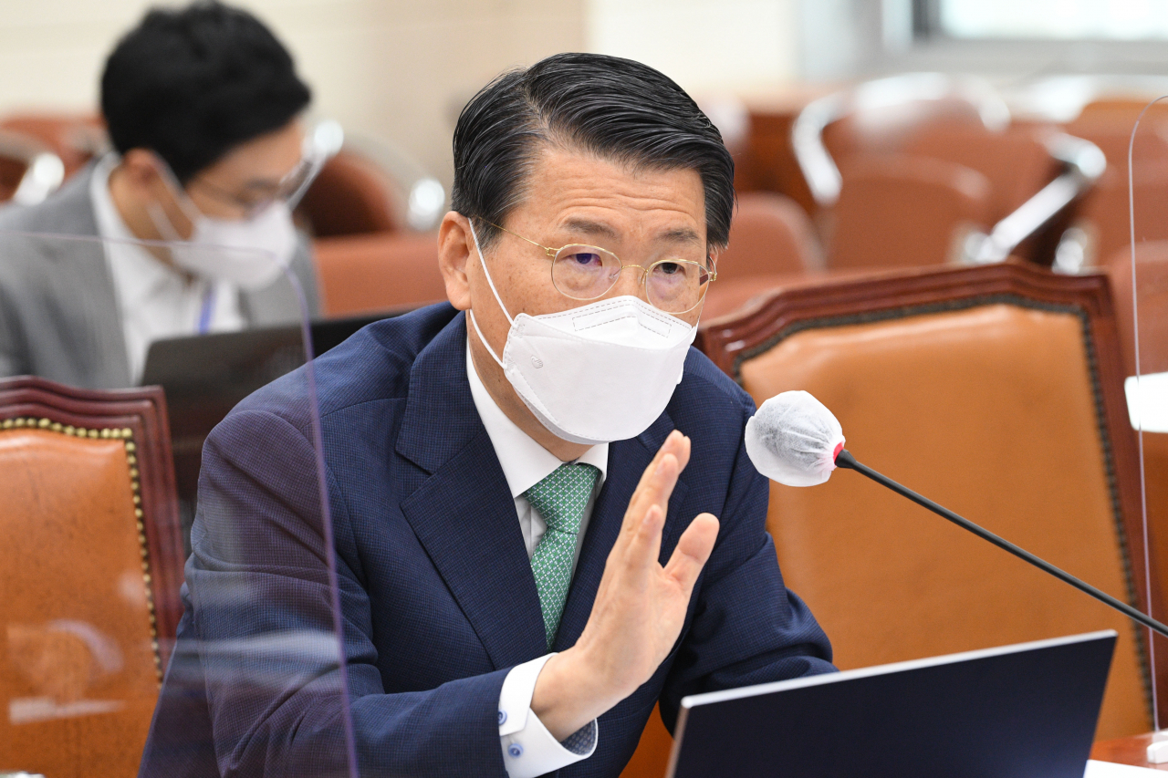 은성수 금융위원장이 13일 오전 여의도 국회에서 열린 정무위원회 전체회의에서 가상자산업 법안 관련 질의에 답변하고 있다. 연합뉴스