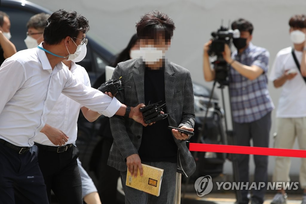 더불어민주당 양향자 의원의 특별보좌관을 지낸 A(53)씨가 13일 오전 구속 전 피의자심문(영장실질심사)을 받기 위해 광주지방법원에 들어서고 있다.