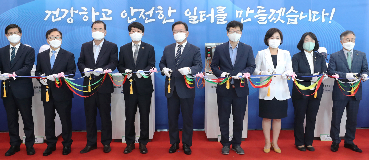 김부겸 국무총리(왼쪽 다섯번째)가 13일 오후 세종시 반곡동 고용노동부 별관에서 열린 산업안전보건본부 출범식에서 안경덕 고용노동부 장관(왼쪽 네번째) 등 참석자들과 테이프 커팅을 하고 있다. [연합]