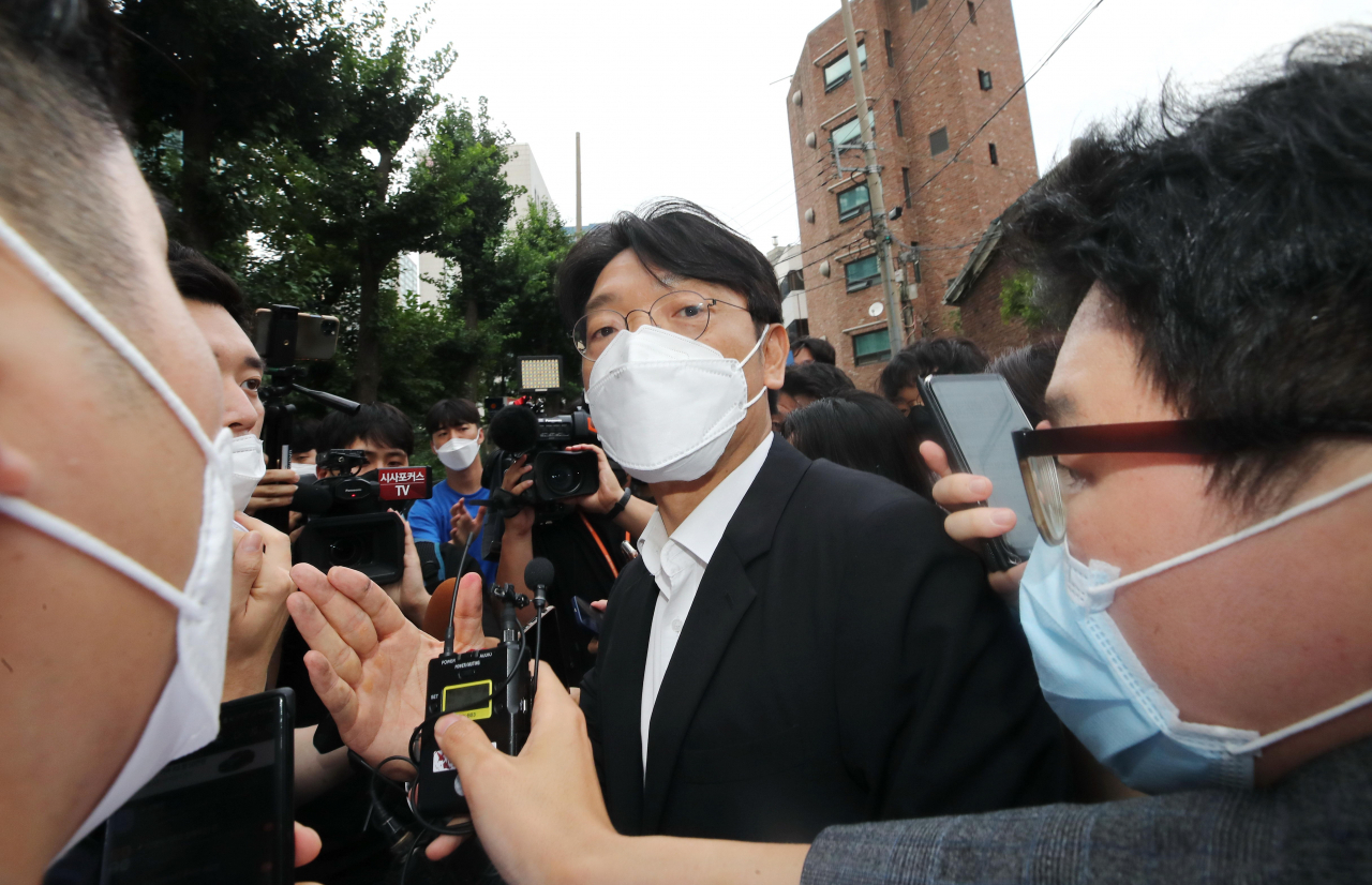 '가짜 수산업자' 김모 씨로부터 금품 등을 받은 혐의로 수사를 받은 이동훈 전 조선일보 논설위원이 지난 13일 오후 서울경찰청 강력범죄수사대를 나서고 있다. [연합]
