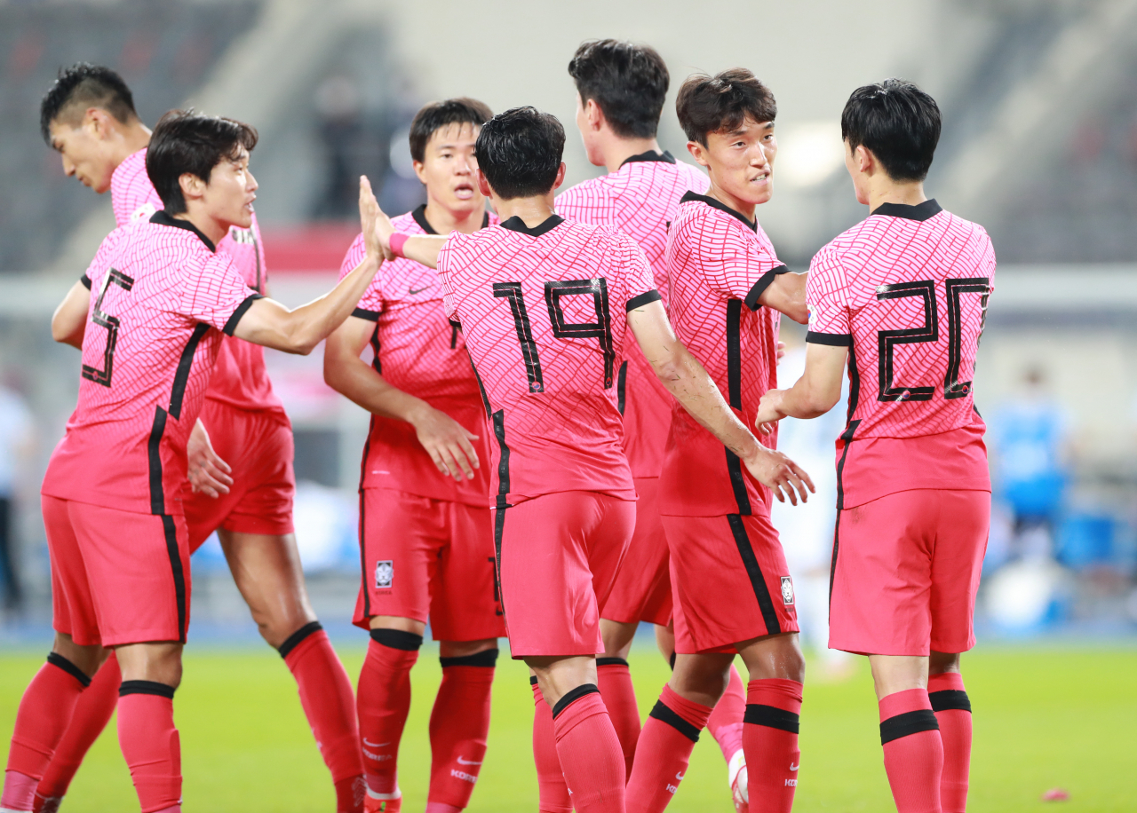 13일 오후 경기도 용인 미르스타디움에서 열린 2020 도쿄올림픽 대한민국 축구 국가대표팀과 아르헨티나와의 평가전. 한국 엄원상이 동점골을 성공시킨 뒤 동료들과 기쁨을 나누고 있다. [연합뉴스]
