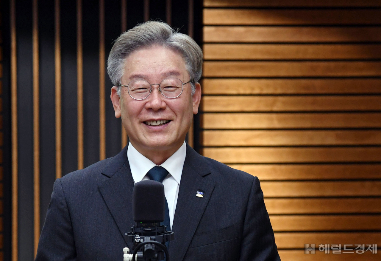 [사진=국회사진기자단] [헤럴드경제=이상섭 기자] 제20대 대통령선거 더불어민주당 예비후보자인 이재명 경기도지사가 14일 오전 서울 양천구 CBS사옥을 방문, CBS라디오 ‘김현정의 뉴스쇼’ 방송 전 포즈를 취하고 있다.