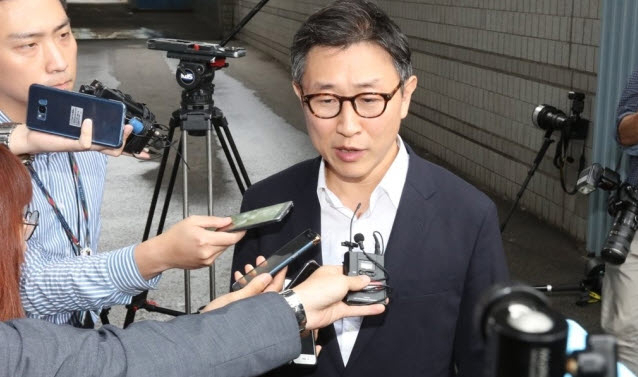 김형준 전 부장검사(가운데). [연합]