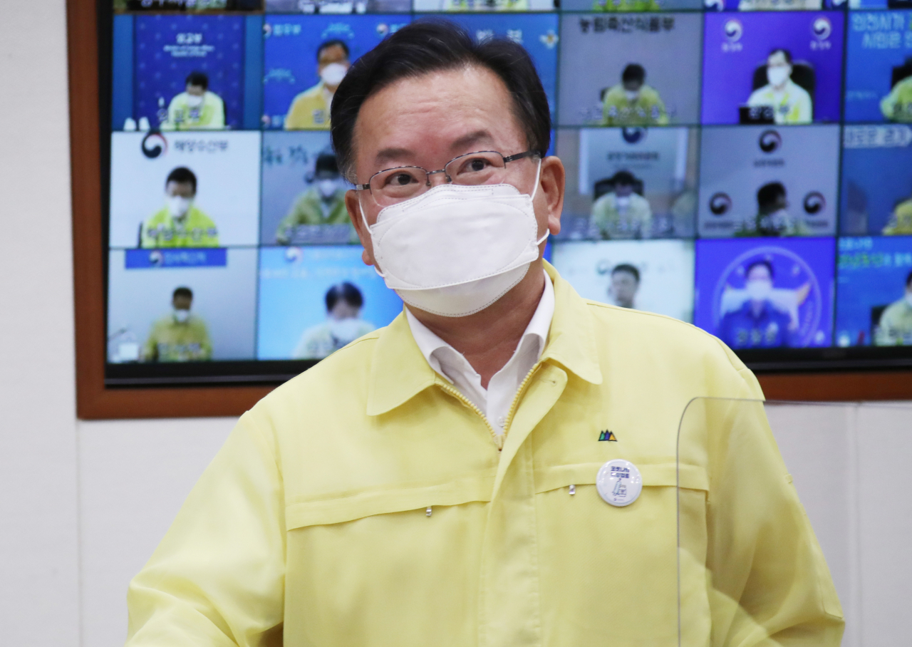 김부겸 국무총리가 14일 정부서울청사에서 열린 코로나19 대응 중앙재난안전대책본부(중대본) 회의에 참석하고 있다. [연합]