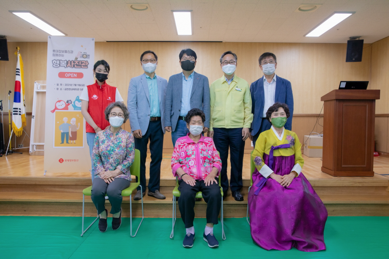 롯데정보통신, 금천구 어르신께 행복사진 촬영봉사. [금천구 제공]