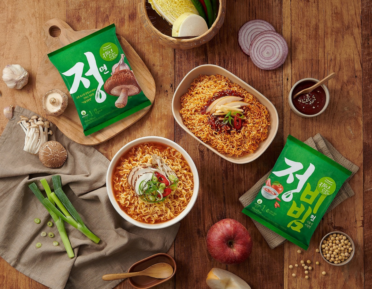 한국비건인증원의 정식 비건(Vegan) 인증을 획득한 풀무원 비건라면 2종 ‘정면’과 ‘정비빔면’ [풀무원식품 제공]