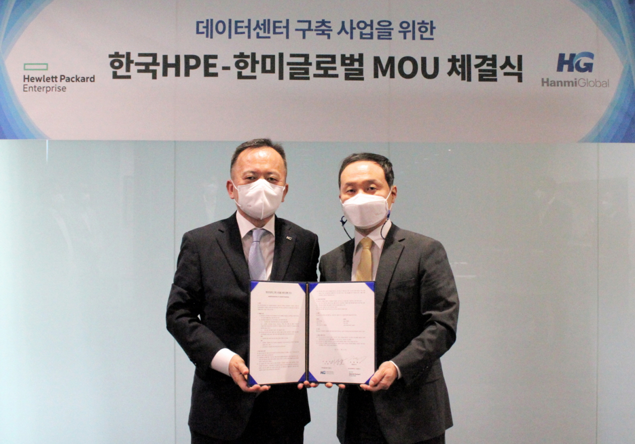 이상호 한미글로벌 총괄 사장(왼쪽)과 김영채 한국 HPE 대표이사가 데이터센터 구축 사업을 위한 업무협약을 체결한 뒤 기념촬영을 하고 있다. [한미글로벌 제공]