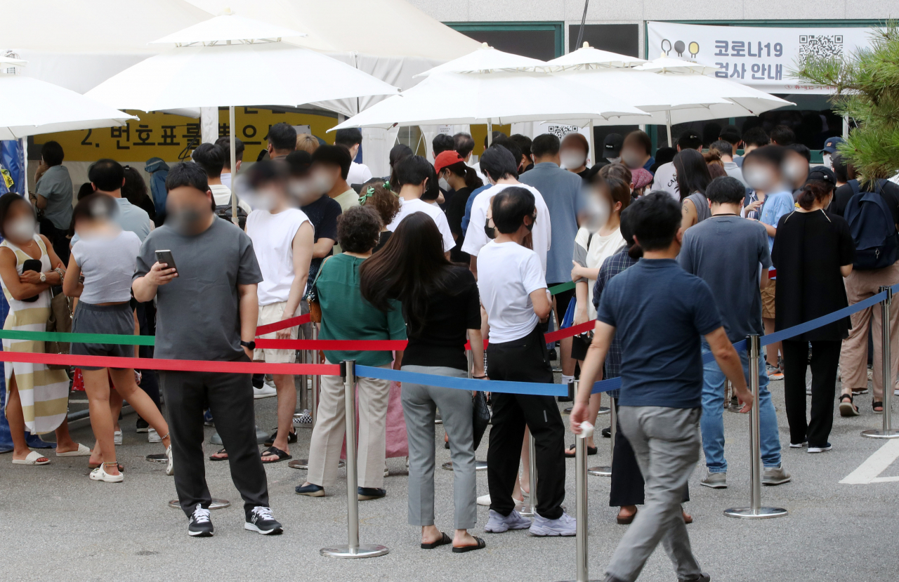 14일 오전 서울 강남구 보건소 선별진료소에서 시민들이 코로나19 선별 검사를 받기 위해 대기하고 있다. 중앙방역대책본부는 이날 0시 기준으로 신규 확진자가 1천615명 늘어 누적 17만1천911명이라고 밝혔다. 이는 지난해 1월 20일 국내에서 첫 코로나19 환자가 발생한 이후 가장 많은 수치다. 연합뉴스