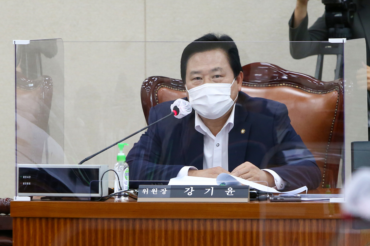 지난 6월 23일 국회에서 열린 보건복지위원회 제1법안심사소위원회에서 강기윤 소위원장이 회의를 주재하고 있다. 이날 소위에는 수술실 CCTV 설치와 관련된 의료기기법 일부개정안 등이 안건으로 상정됐다. 연합뉴스