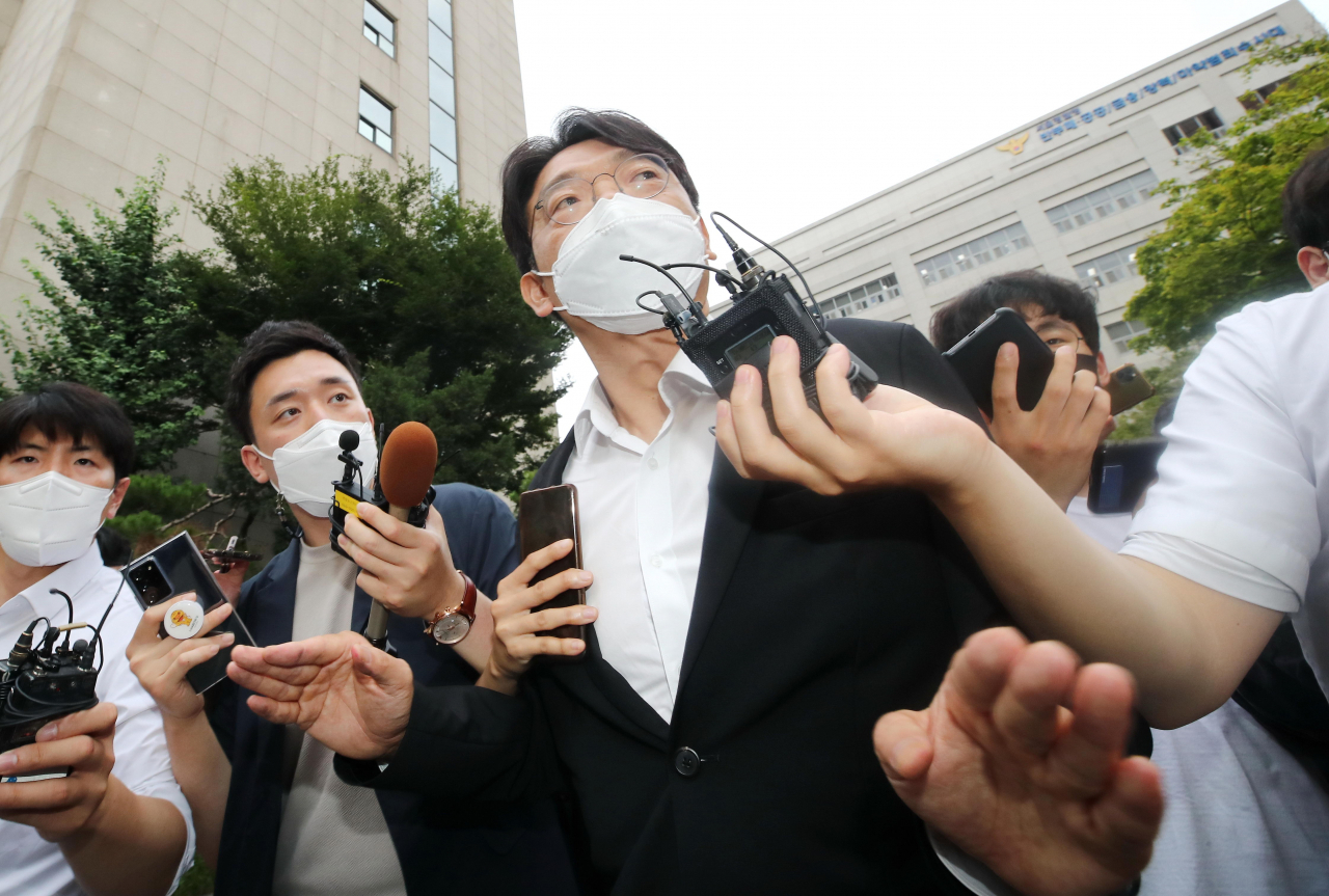 '가짜 수산업자' 김모 씨로부터 금품 등을 받은 혐의로 수사를 받은 이동훈 전 조선일보 논설위원이 13일 오후 서울경찰청 강력범죄수사대를 나서고 있다. [연합]
