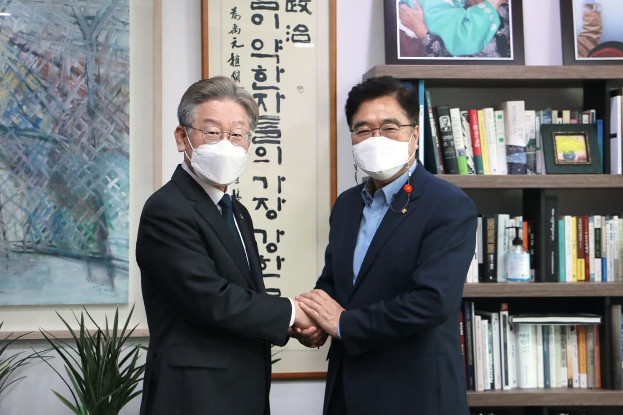 이재명(왼쪽) 더불어민주당 대선 경선후보와 우원식 의원이 지난 14일 오전 국회 의원회관에서 차담을 갖고 기념촬영을 하고 있다. 이날 우 의원은 이 후보에 대한 지지를 공식 선언하며 "이 후보가 다음 민주당 정부가 가야 할 가장 사회경제적 개혁의 적임자라고 확신한다"고 말했다. [이재명 더불어민주당 대선 경선후보 캠프 제공]