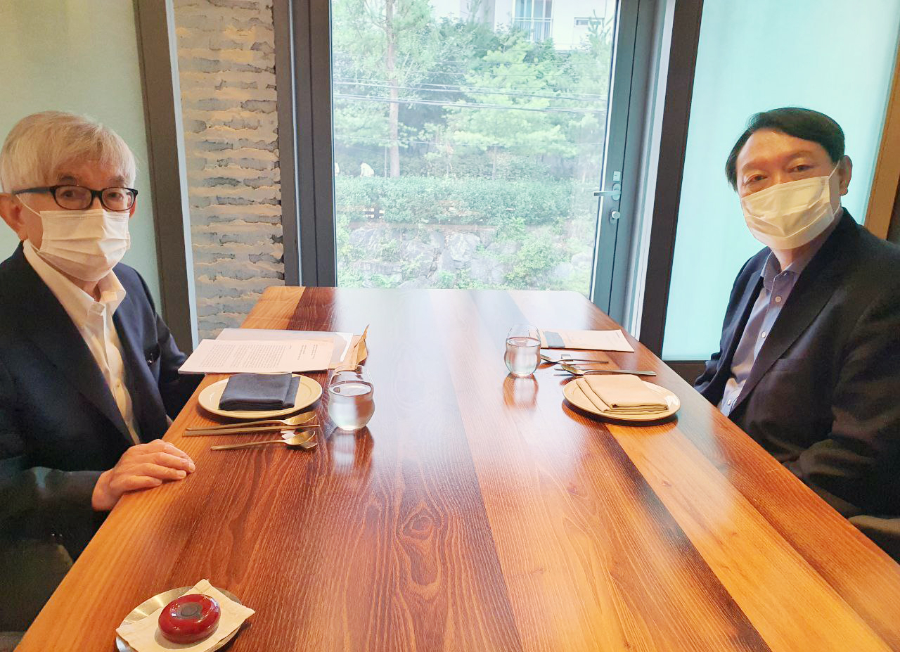 윤석열 전 검찰총장이 지난 12일 서울 시내 한 음식점에서 진보 성향의 정치학계 원로인 최장집 고려대 명예교수와 오찬 회동을 하고 있다. 윤 전 검찰총장은 이날 한국 민주주의 위기에 대한 진단과 해법에 대해 의견을 나눴다. [사진=윤석열 검찰총장 측 제공]