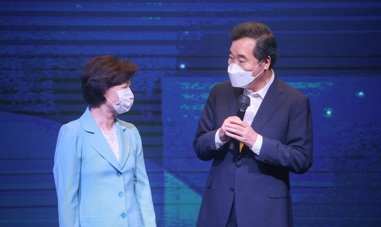 이낙연 더불어민주당 선거대책위원회 총괄선대위원장(오른쪽)과 추미애 전 법무부 장관. [연합]