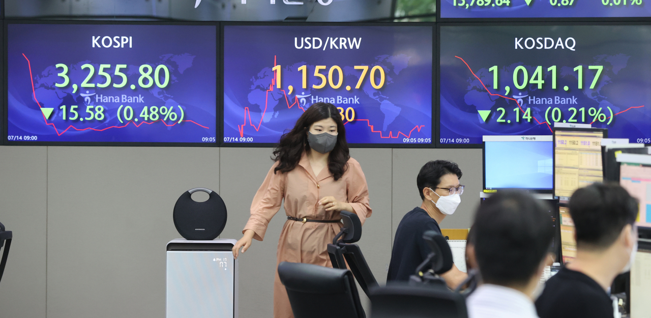 14일 서울 명동 하나은행에서 직원들이 업무를 보고 있다. [연합]