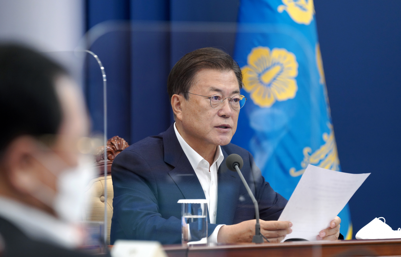 한국판 뉴딜 총 투자 규모가 160조원에서 220조원으로 확대된다. ‘디지털 뉴딜’과 ‘그린 뉴딜’로 구성됐던 기존 한국판 뉴딜1.0에 ‘휴먼 뉴딜’이라는 큰 축을 추가한 ‘한국판 뉴딜2.0’이 추진된다 사진은 지난 12일 청와대에서 열린 수도권 특별방역점검회의에서 발언하고 있는 문 대통령. [연합]