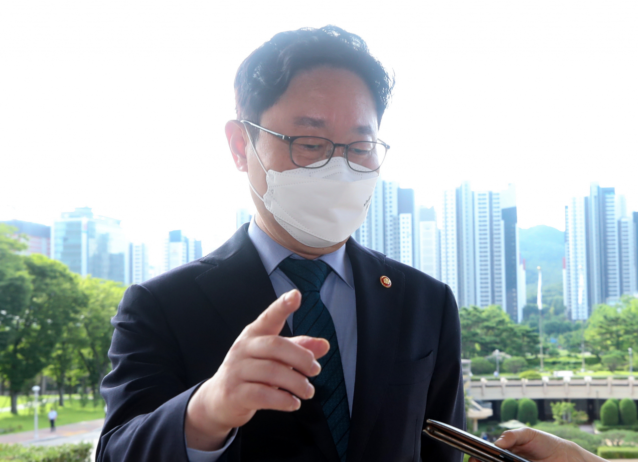 박범계 법무부 장관이 14일 경기도 과천 법무부 청사에서 출근하고 있다. [연합]