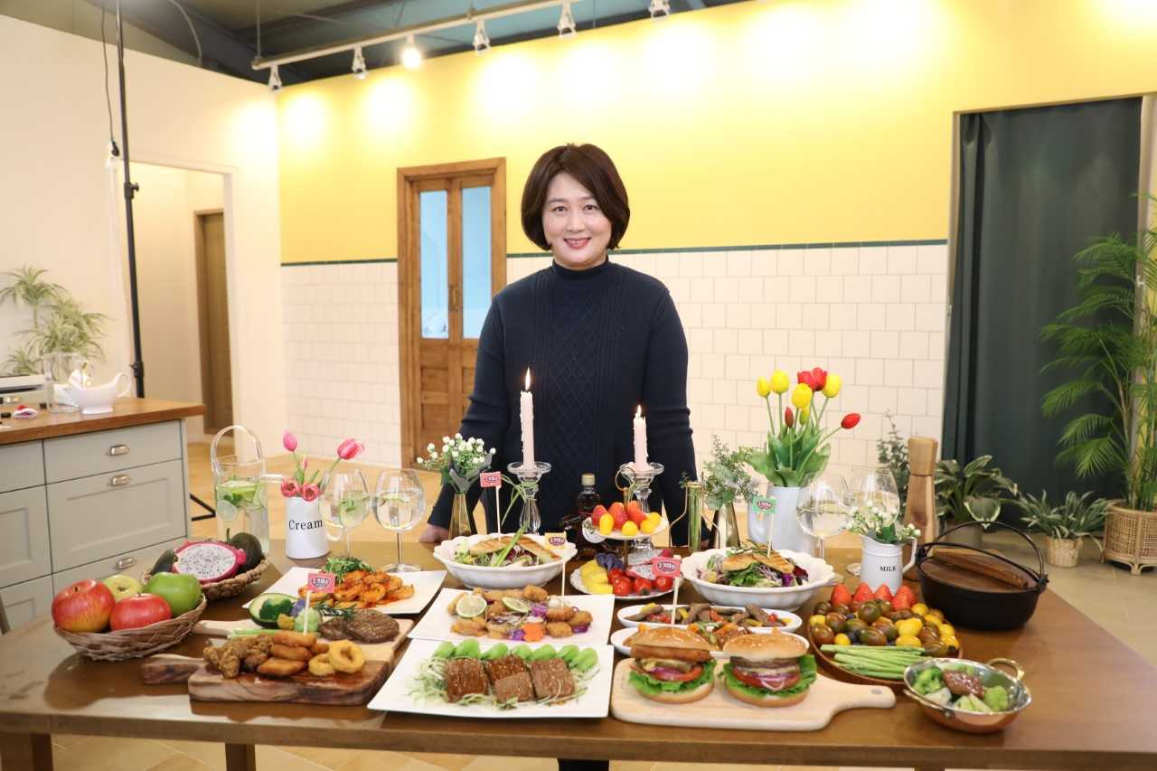 다양한 대체육으로 만든 메뉴를 소개하는 윤소현 바이오믹스테크 대표[바이오믹스테크 제공]