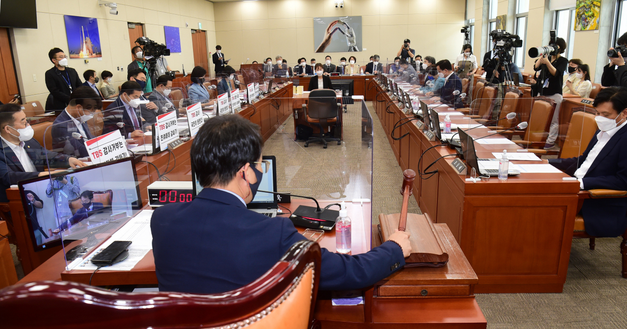 지난 6월 서울 여의도 국회에서 열린 과학기술정보방송통신위원회 전체회의에서 이원욱 위원장이 의사봉을 두드리고 있다. [연합]