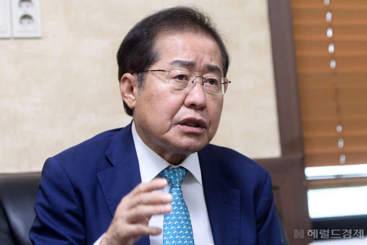 대권에 도전하는 홍준표 국민의힘 의원이 지난달 13일 오후 서울 여의도에 위치한 선거 캠프에서 본지와 인터뷰를 하고 있다. [이상섭 기자/babtong@heraldcorp.com]